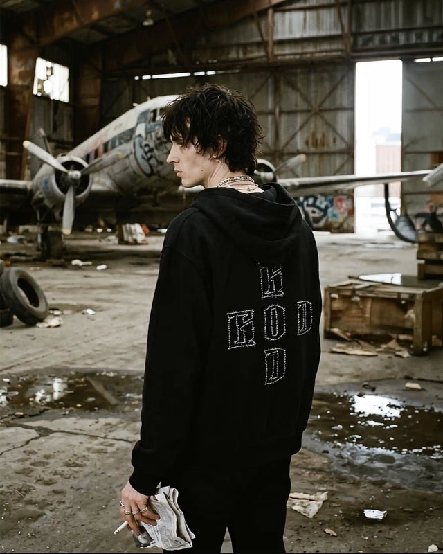 Hoodie barbed wire noir coton premium porté par un mannequin