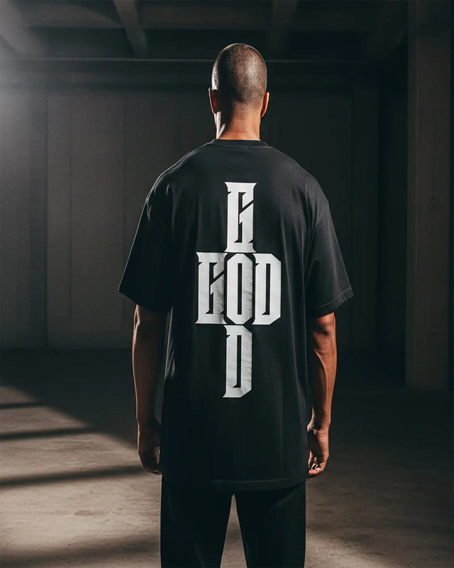 T-shirt noir God Sign porté – Greatness Over Death