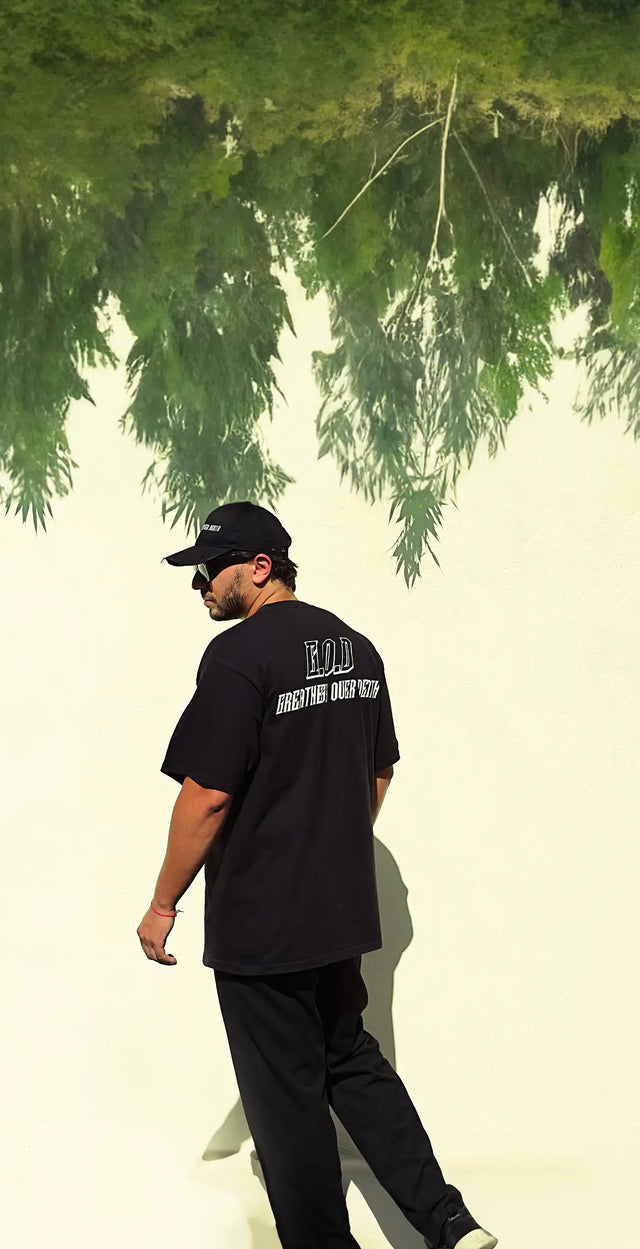 Photo mannequin portant le t-shirt oversize imprimé du logo initials Greatness Over Death