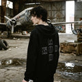 Hoodie barbed wire noir coton premium porté par un mannequin