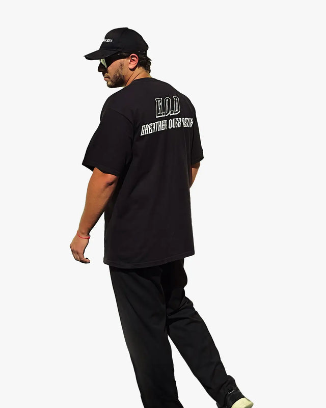 Photo mannequin portant le t-shirt oversize Initials noir Greatness Over Death