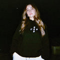 Look streetwear avec le sweat à capuche oversize noir GOD Cross Logo Greatness Over Death.